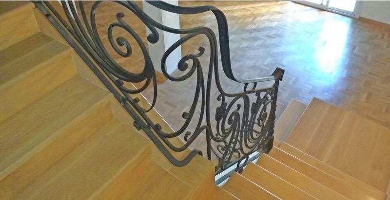 Piso de madera maciza combinado con escalera